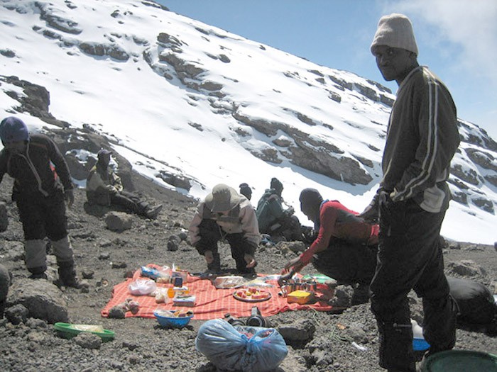 Preparando una comida en la subida al Kilimanjaro